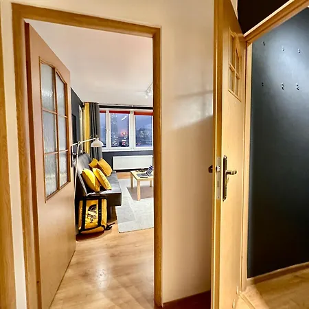 View 3 Fast Wifi 1gbs 85'tv Amazontv Hbo Disney+ 公寓 华沙