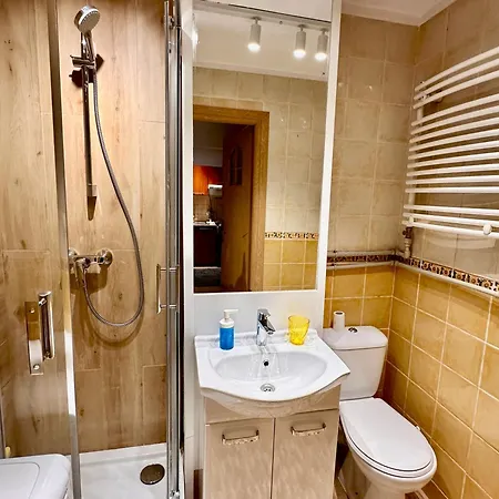 View 3 Fast Wifi 1gbs 85'tv Amazontv Hbo Disney+ * ワルシャワ