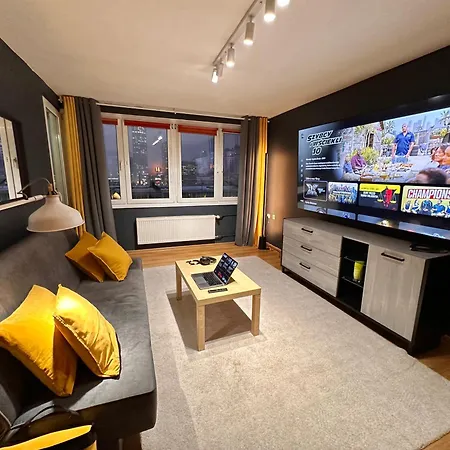 View 3 Fast Wifi 1gbs 85'tv Amazontv Hbo Disney+ * ורשה