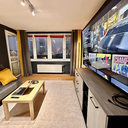 View 3 Fast Wifi 1gbs 85'tv Amazontv Hbo Disney+ דירה ורשה